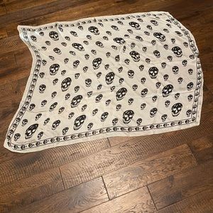 Alexander McQueen skull pattern scarf